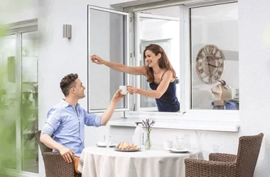 kedi güvenliği için menteşeli sineklik sistemi – dışa açılır model